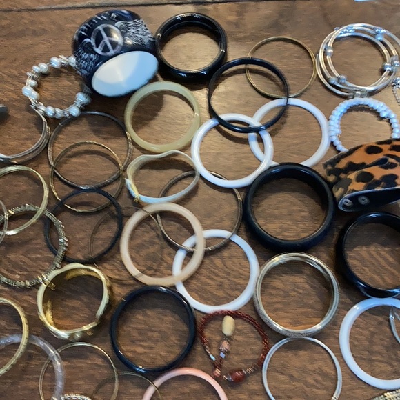 Huge lot of assorted estate sale ladies/girls jewelry, pins, pendants, earrings+ - Picture 3 of 12